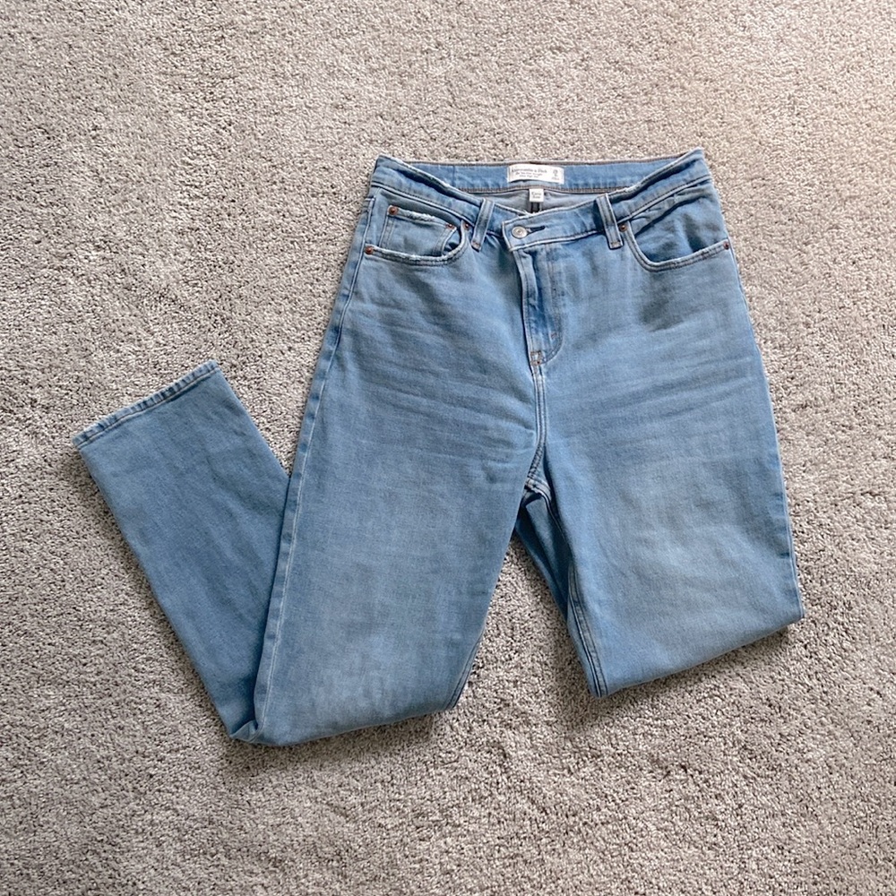 A&F • Ultra High Rise 90s Slim Straight Jeans Criss-Cross Waist